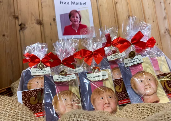 Figurillas de mazapán que representan a Angela Merkel, hechas antes de las elecciones parlamentarias por un pastelero en Weilbach, Alemania. Figurillas de mazapán que representan a Angela Merkel, hechas antes de las elecciones parlamentarias por un pastelero en Weilbach, Alemania. - Sputnik Mundo