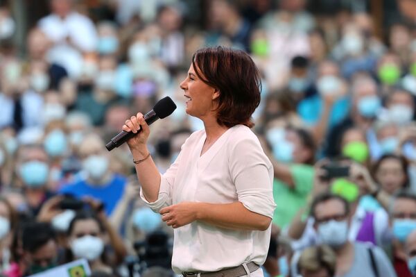 La candidata al cargo de canciller de Alemania del partido Die Grünen, Annalena Baerbock, habla ante sus partidarios en Fráncfort, Alemania. - Sputnik Mundo