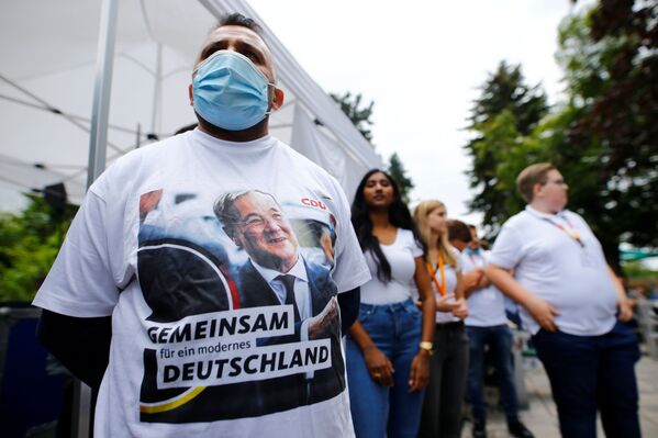 Partidarios de Armin Laschet, candidato al cargo de canciller alemán de la coalición CDU-CSU, se reúnen para un mitin electoral en una cervecería en Korschenbroich, Alemania. - Sputnik Mundo