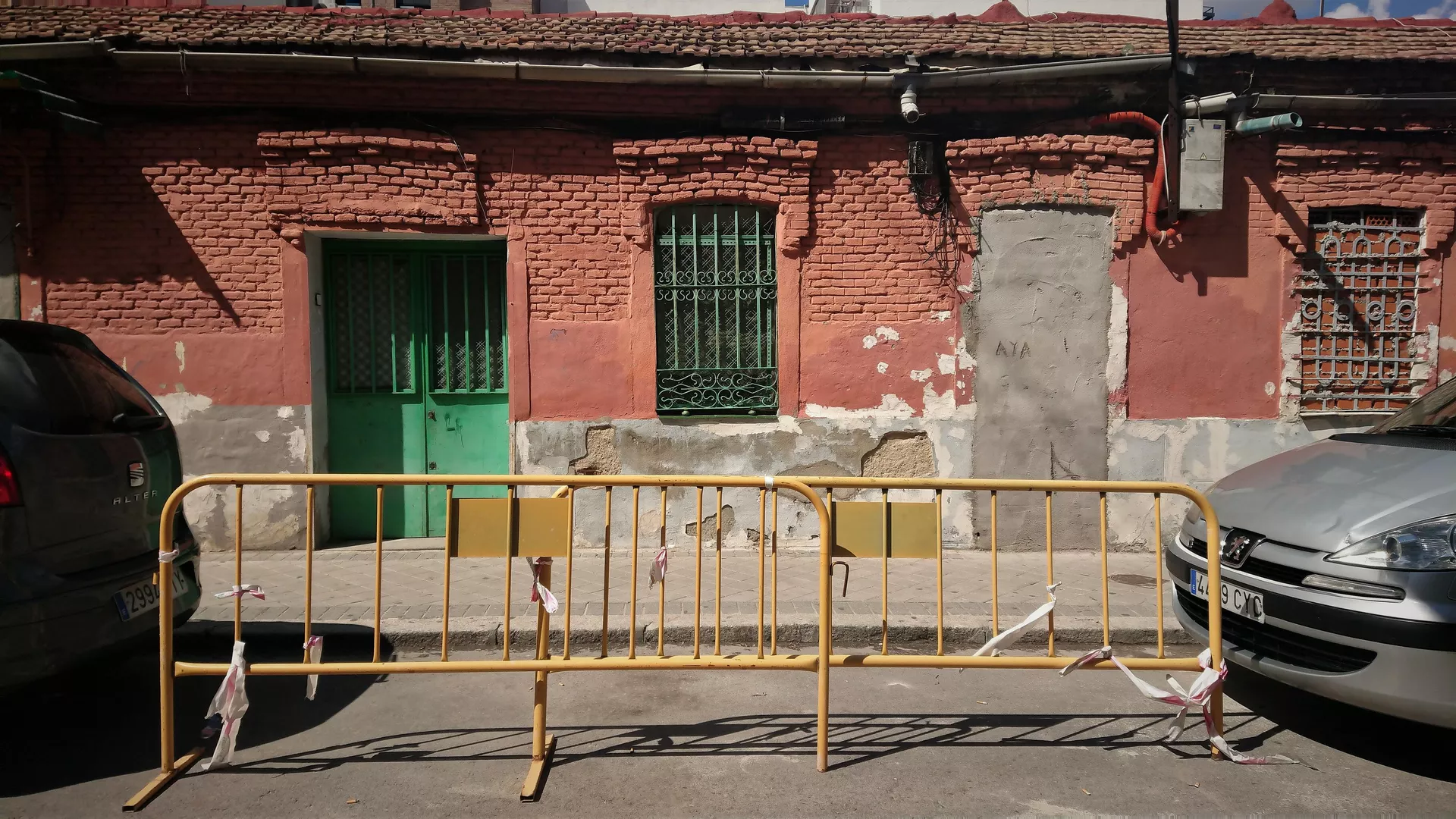 Fachada del inmueble en la calle Peironcely fotografiado por el fotógrafo Robert Capa, en el barrio de Vallecas (Madrid)