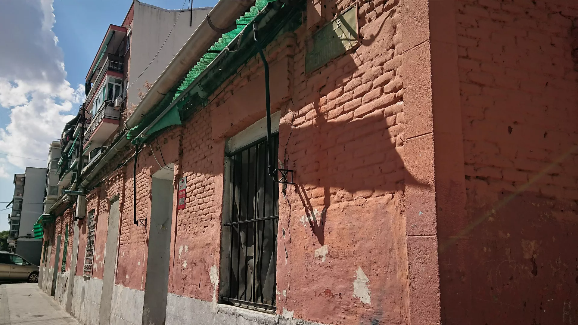 Fachada del inmueble en la calle Peironcely fotografiado por el fotógrafo Robert Capa, en el barrio de Vallecas (Madrid)