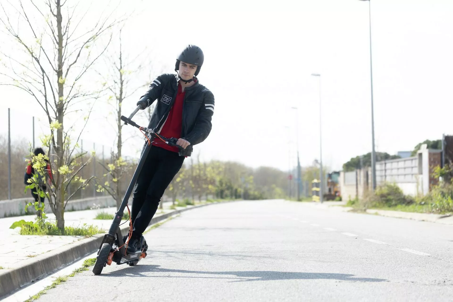 David Aguilar sobre su patinete eléctrico adaptado de la marca Inokim, que esponsoriza al joven David Aguilar sobre su patinete eléctrico adaptado de la marca Inokim, que esponsoriza al joven - Sputnik Mundo, 1920, 28.09.2021