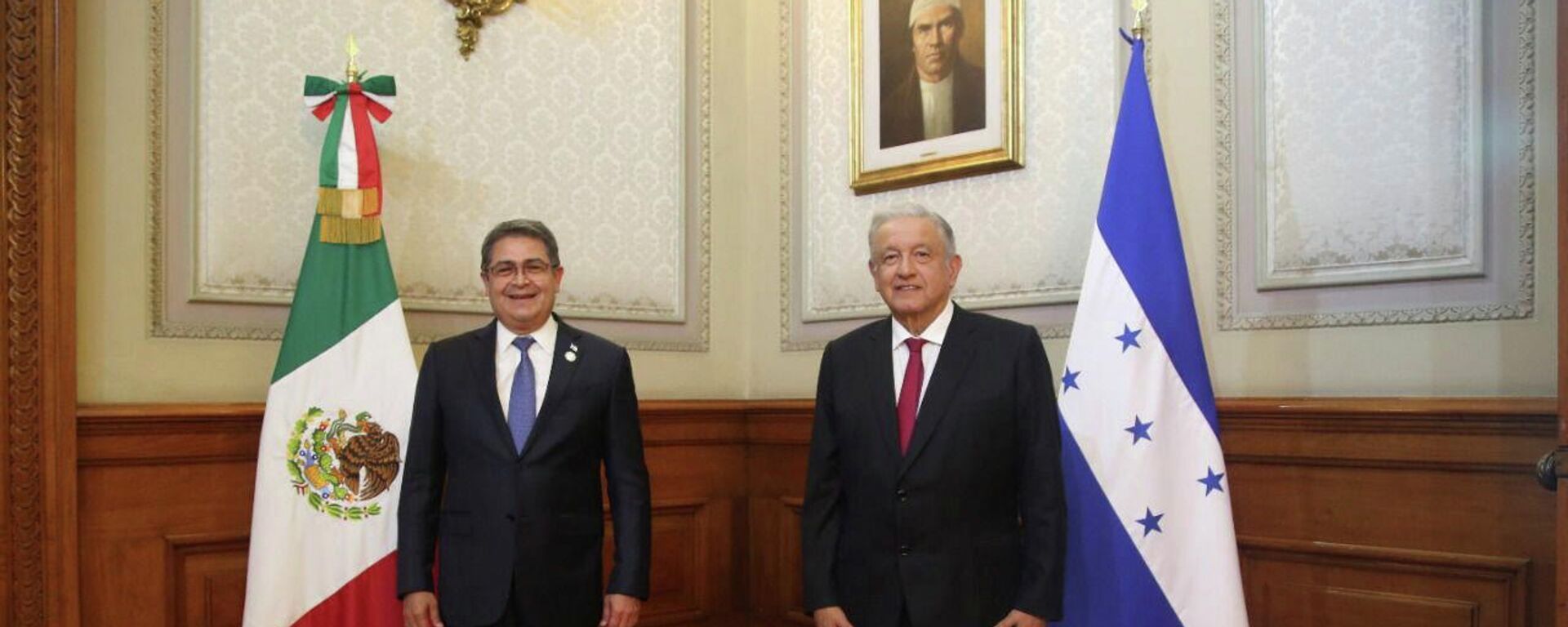 El presidente de Honduras, Juan Orlando Hernández (izda.) junto a AMLO en la cumbre de la CELAC - Sputnik Mundo, 1920, 18.09.2021