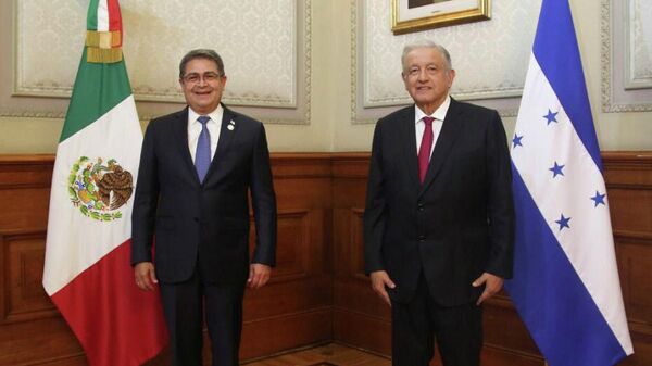 El presidente de Honduras, Juan Orlando Hernández (izda.) junto a AMLO en la cumbre de la CELAC - Sputnik Mundo