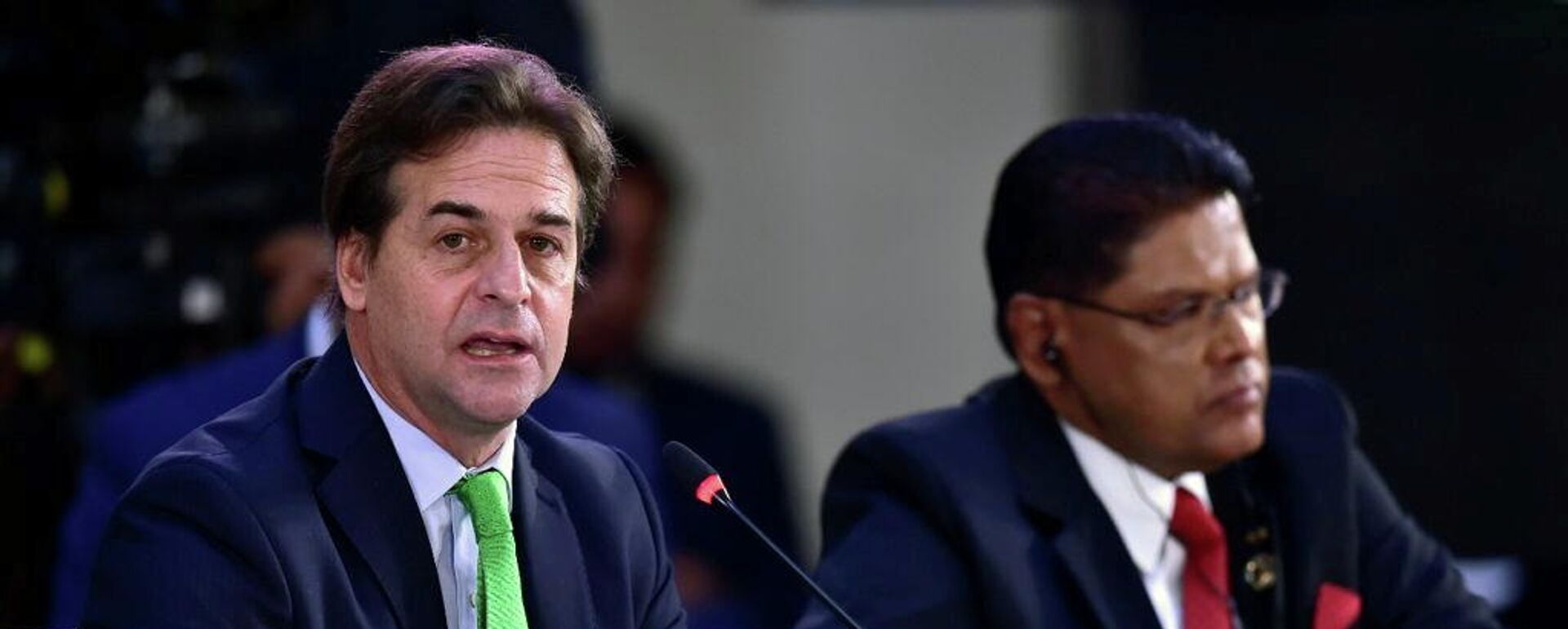 El presidente de Uruguay, Luis Lacalle Pou, al lado del presidente de Surinam, Chan Santokhi, durante la Cumbre de la Comunidad de Estados Latinoamericanos y Caribeños (CELAC), en el Palacio Nacional en Ciudad de México, México, el 18 de septiembre de 2021 - Sputnik Mundo, 1920, 19.09.2021