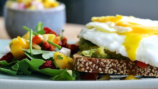 Huevos con verduras y pan tostado (imagen referencial) - Sputnik Mundo