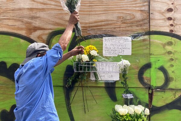 Conmemoración para las víctimas de los sismos de 2017 convocada por el Colectivo Daminificados Unidos, en los restos del derrumbe de Bolivar 168, colonia Obrera - Sputnik Mundo