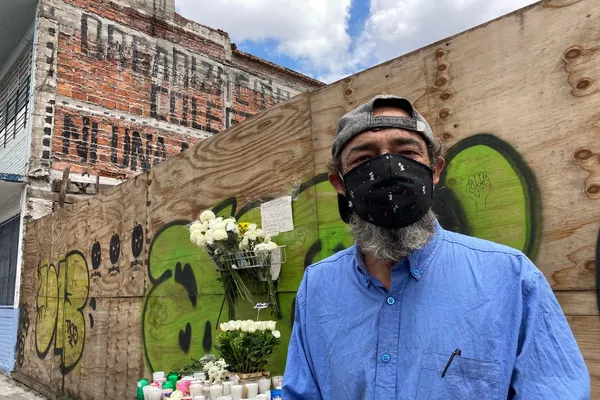 Javier Serrano, uno de los vecinos solidarios que ayudó tras el derrumbe de Bolívar 168 posa para foto - Sputnik Mundo