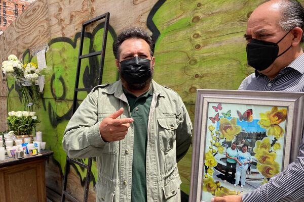 Fernando Sánchez Lira y Arturo Gómez, familiares de dos mujeres fallecidas en Bolívar 168, reclaman justicia frente al predio tapiado - Sputnik Mundo