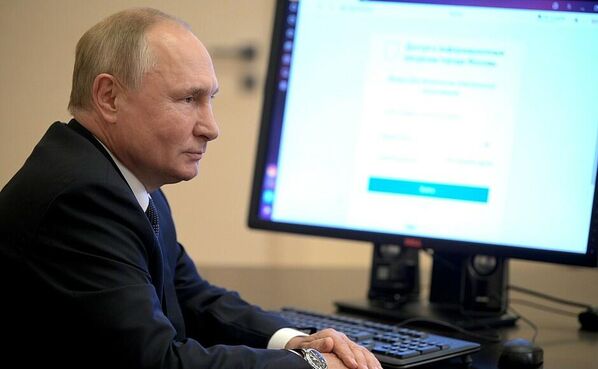 El presidente de Rusia, Vladímir Putin, aprovechó la oportunidad de ejercer su voto electrónico desde su residencia en Novo-Ogariovo, en la región de Moscú. El mandatario se encuentra cumpliendo un confinamiento luego de que varias de sus personas cercanas fueran diagnosticadas con coronavirus. - Sputnik Mundo