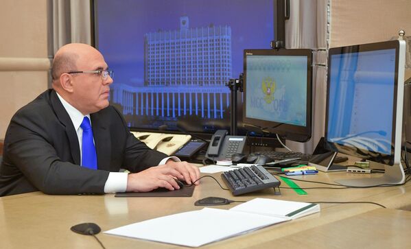 Mijaíl Mishustin, presidente de Gobierno ruso, ejerce su voto por el sistema de voto electrónico desde su puesto de trabajo en Moscú. - Sputnik Mundo