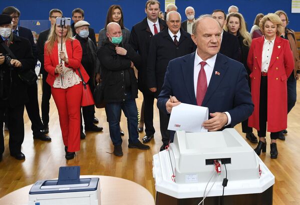 El presidente del Partido Comunista de Rusia, Guennadi Ziugánov, vota en un colegio electoral de Moscú. - Sputnik Mundo