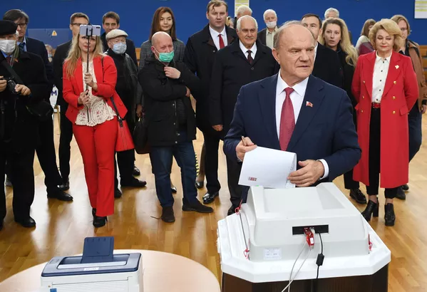 El presidente del Partido Comunista de Rusia, Guennadi Ziugánov, vota en un colegio electoral de Moscú. El presidente del Partido Comunista de Rusia, Guennadi Ziugánov, vota en un colegio electoral de Moscú. - Sputnik Mundo