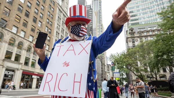 Un hombre protestando en Nueva York, EEUU - Sputnik Mundo