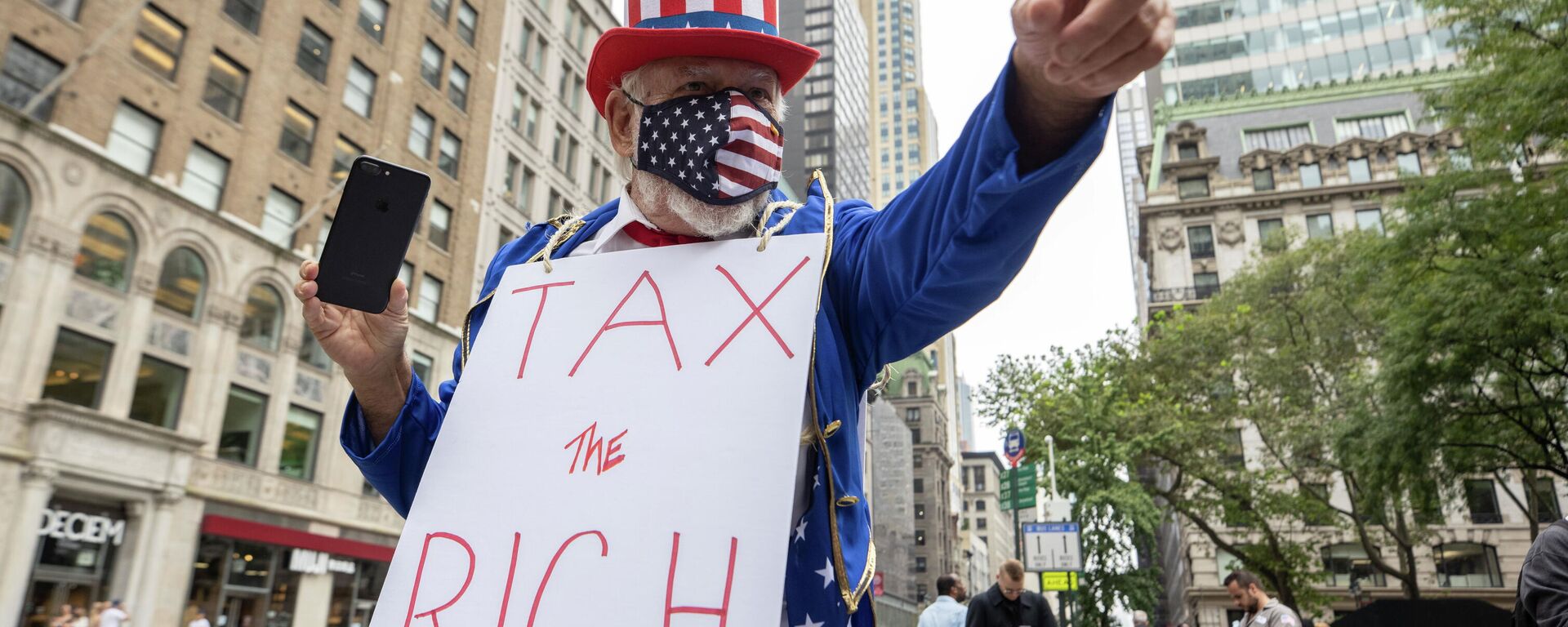 Un hombre protestando en Nueva York, EEUU - Sputnik Mundo, 1920, 20.09.2021