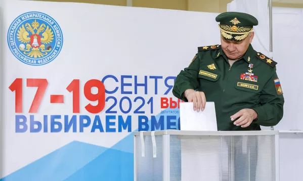Serguéi Shoigú, ministro de Defensa de Rusia, entrega su voto en uno de los colegios electorales de la región de Moscú. Serguéi Shoigú, ministro de Defensa de Rusia, entrega su voto en uno de los colegios electorales de la región de Moscú. - Sputnik Mundo