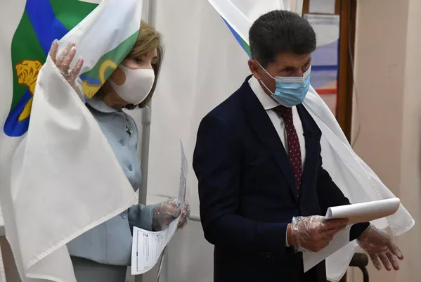 El gobernador de la región de Primorie, Oleg Kozhemiako, y su esposa, Irina Kozhemiako, votan en un colegio electoral de la ciudad de Vladivostok. El gobernador de la región de Primorie, Oleg Kozhemiako, y su esposa, Irina Kozhemiako, votan en un colegio electoral de la ciudad de Vladivostok. - Sputnik Mundo