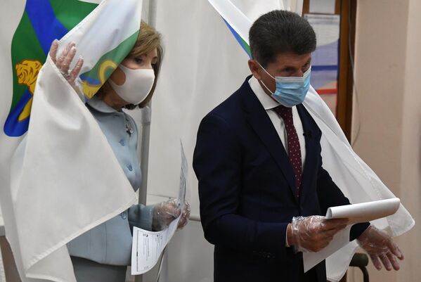 El gobernador de la región de Primorie, Oleg Kozhemiako, y su esposa, Irina Kozhemiako, votan en un colegio electoral de la ciudad de Vladivostok. - Sputnik Mundo