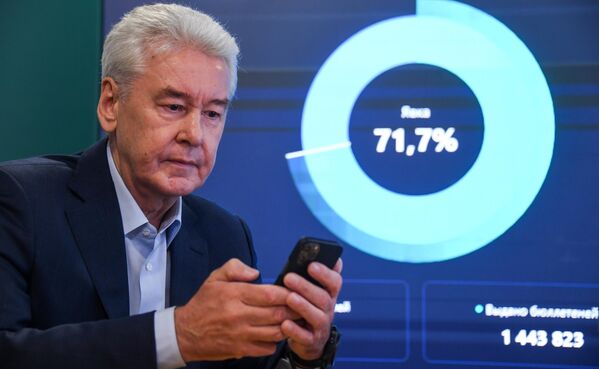 El alcalde de Moscú, Serguéi Sobianin, vota en la sede para la observación de las elecciones en la capital rusa. - Sputnik Mundo