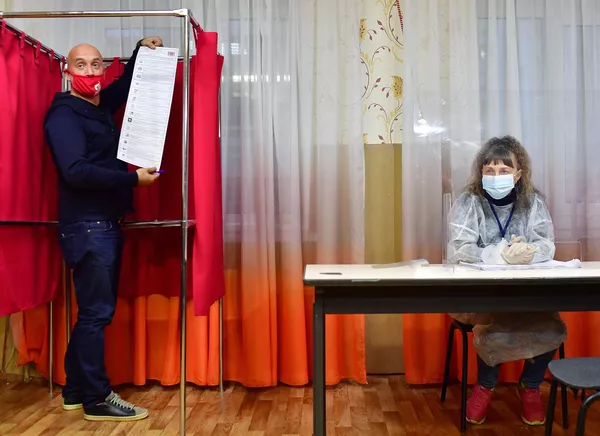 El escritor Zajar Prilepin, copresidente de la coalición Rusia Justa - Patriotas - Por la Verdad, entrega su voto en un colegio electoral de la ciudad de Dzerzhinsk. El escritor Zajar Prilepin, copresidente de la coalición Rusia Justa - Patriotas - Por la Verdad, entrega su voto en un colegio electoral de la ciudad de Dzerzhinsk. - Sputnik Mundo