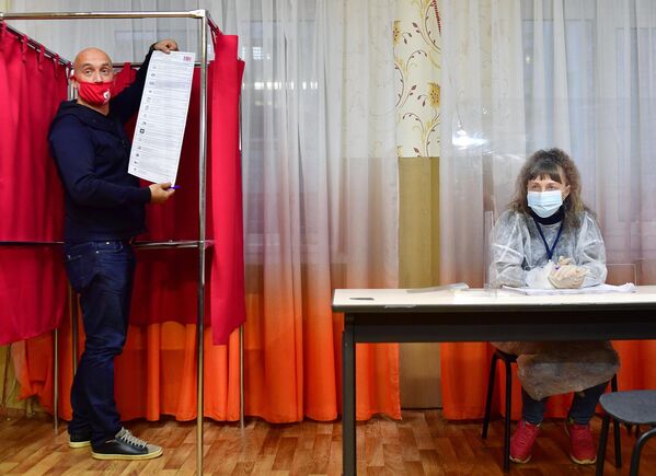 El escritor Zajar Prilepin, copresidente de la coalición Rusia Justa - Patriotas - Por la Verdad, entrega su voto en un colegio electoral de la ciudad de Dzerzhinsk. - Sputnik Mundo