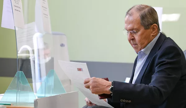 Serguéi Lavrov, ministro de Exteriores de Rusia, recibe la papeleta en su colegio electoral en Moscú. Serguéi Lavrov, ministro de Exteriores de Rusia, recibe la papeleta en su colegio electoral en Moscú. - Sputnik Mundo