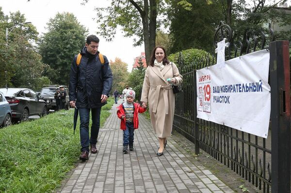 El gobernador de la región de Kaliningrado, Antón Alijánov, acude con su familia al colegio electoral de su suscripción. - Sputnik Mundo