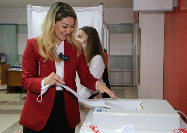 Marina Kim, secretaria del Consejo Central de la coalición Rusia Justa - Patriotas - Por la Verdad y candidata a gobernadora de la región de Jabárovsk, vota en su colegio electoral. - Sputnik Mundo
