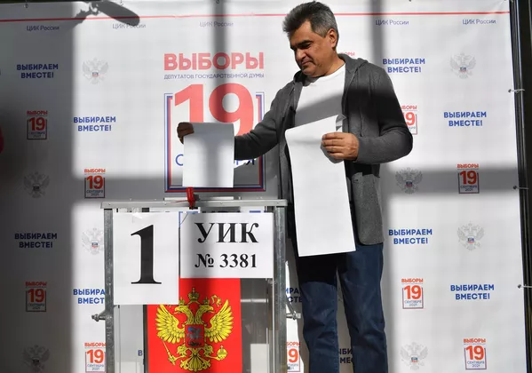 El líder del partido Personas Nuevas, el millonario Alexéi Necháyev, ejerce su voto en un colegio electoral de Moscú. El líder del partido Personas Nuevas, el millonario Alexéi Necháyev, ejerce su voto en un colegio electoral de Moscú. - Sputnik Mundo