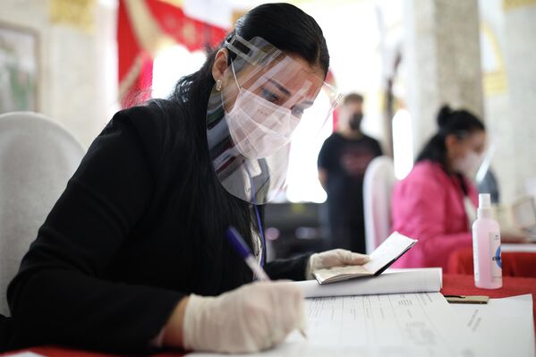 Una trabajadora de un colegio electoral en la sureña ciudad de Krasnodar. - Sputnik Mundo