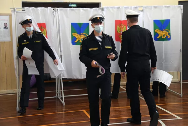 Los marineros militares desplegados en la ciudad de Vladivostok, en el lejano Oriente ruso, fueron unos de los primeros en acudir a votar. Los marineros militares desplegados en la ciudad de Vladivostok, en el lejano Oriente ruso, fueron unos de los primeros en acudir a votar. - Sputnik Mundo