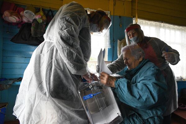 Un grupo móvil asiste a ciudadanos con discapacidad para que puedan entregar su voto en la región de Leningrado. - Sputnik Mundo