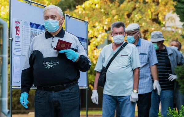 Ciudadanos hacen cola para votar en su centro electoral. - Sputnik Mundo