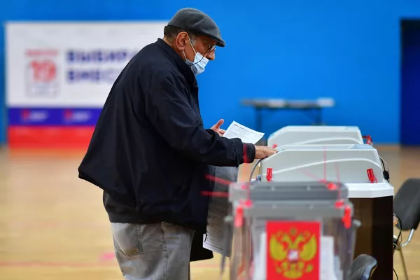 Un hombre vota en uno de los colegios electorales de Moscú. Un hombre vota en uno de los colegios electorales de Moscú. - Sputnik Mundo
