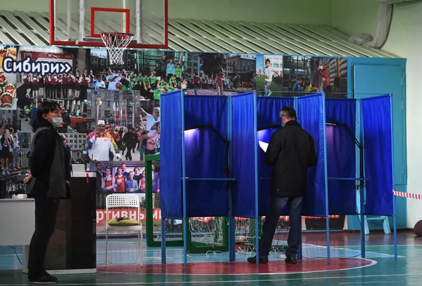 Un hombre vota en uno de los colegios electorales de Moscú. Un hombre vota en uno de los colegios electorales de Moscú. - Sputnik Mundo