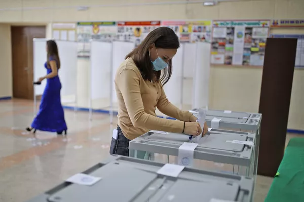 Una mujer vota en uno de los colegios electorales de la ciudad de Krimsk. Una mujer vota en uno de los colegios electorales de la ciudad de Krimsk. - Sputnik Mundo