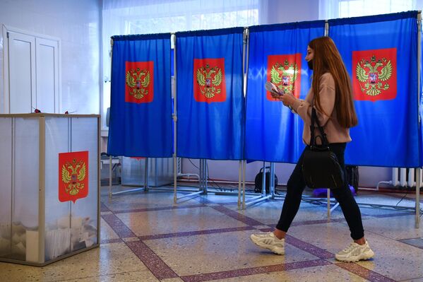 Una joven vota en uno de los colegios electorales de la ciudad de Novosibirsk. - Sputnik Mundo