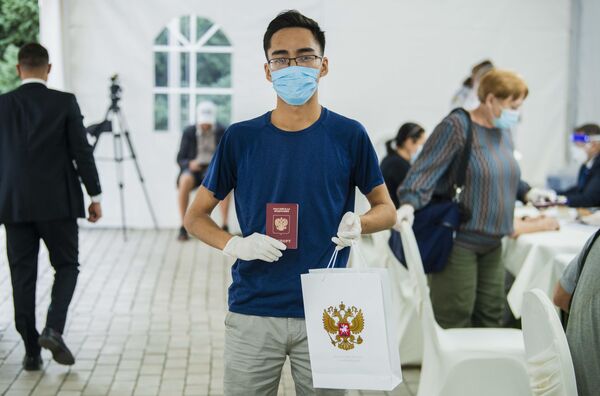 Un joven vota en uno de los colegios electorales habilitados en Kirguistán. - Sputnik Mundo
