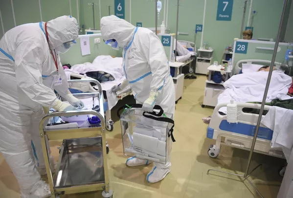 Un grupo móvil asiste a los enfermos de COVID-19 para que puedan ejercer su voto en un centro de atención médica de Moscú. Un grupo móvil asiste a los enfermos de COVID-19 para que puedan ejercer su voto en un centro de atención médica de Moscú. - Sputnik Mundo