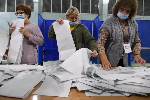 Recuento de los votos en la ciudad de Novosibirsk. Recuento de los votos en la ciudad de Novosibirsk. - Sputnik Mundo