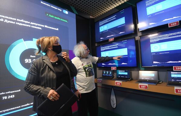 La presidente del Comité Electoral de Rusia durante el recuento de votos en la sede central en Moscú. - Sputnik Mundo