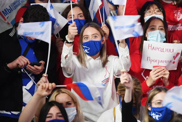 Simpatizantes del partido gobernante Rusia Unida, favorito de las elecciones, celebran su inminente victoria en las parlamentarias. Simpatizantes del partido gobernante Rusia Unida, favorito de las elecciones, celebran su inminente victoria en las parlamentarias. - Sputnik Mundo