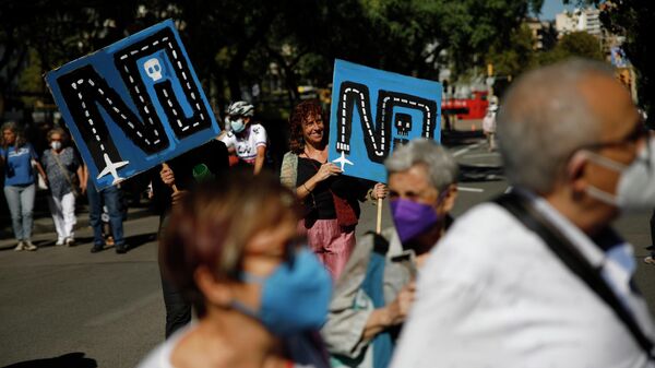 Una participante de la manifestación en Barcelona para protestar contra el proyecto de ampliación del Aeropuerto de El Prat-Barcelona - Sputnik Mundo