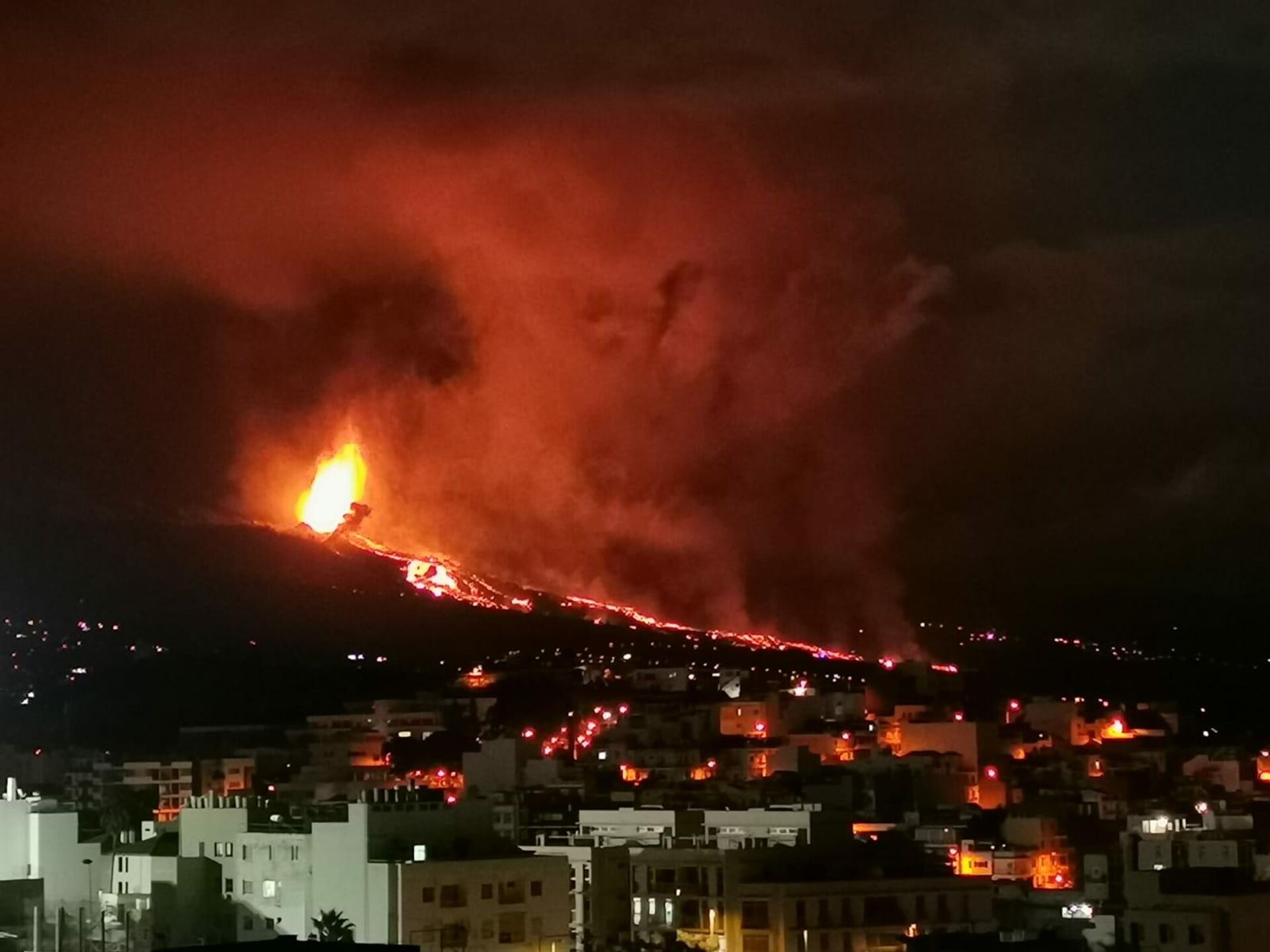 La erupción del volcán Cumbre Vieja (La Palma) tomada por un vecino - Sputnik Mundo, 1920, 20.09.2021