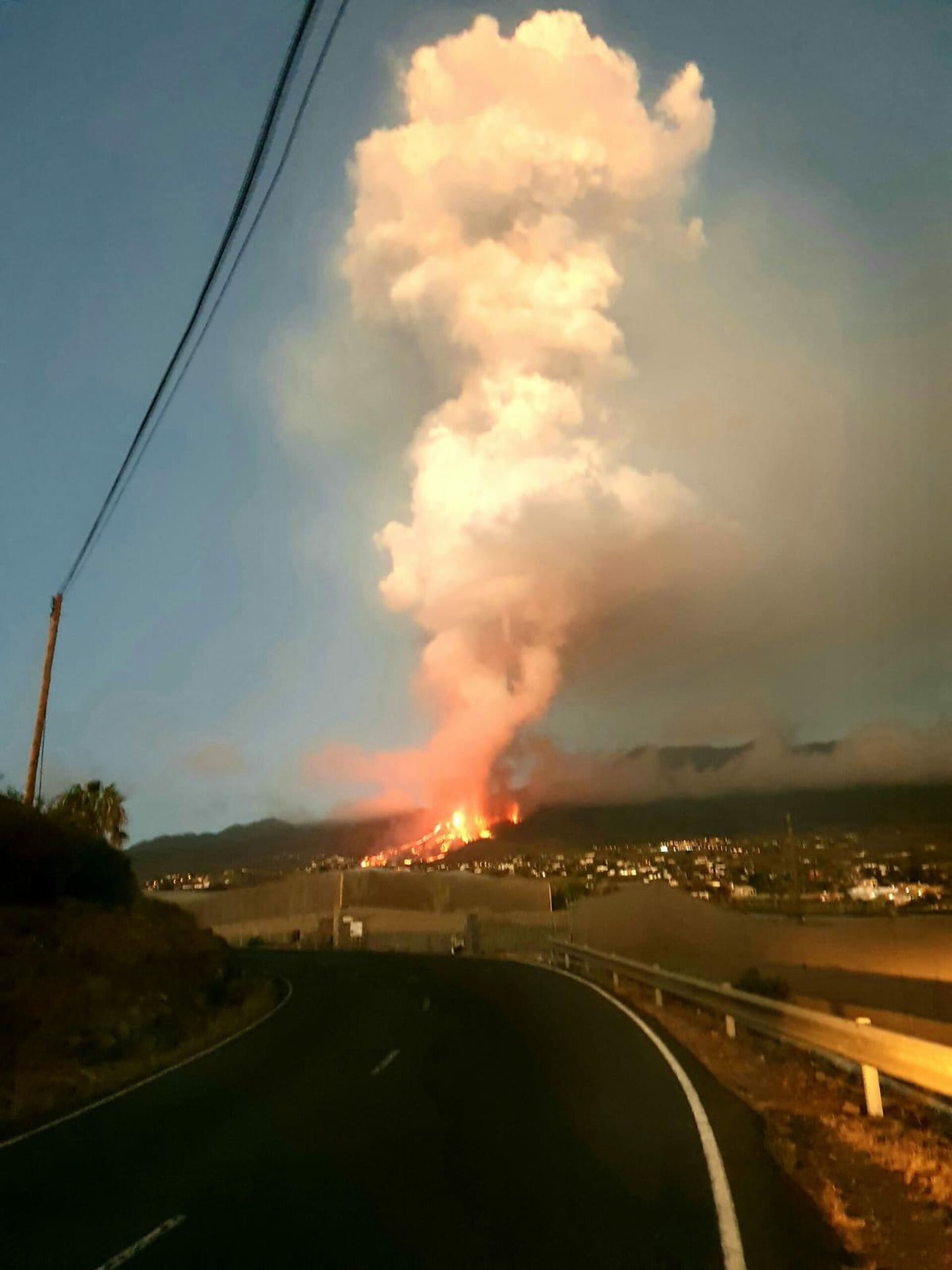 Erupción del volcán Cumbre Vieja (La Palma) tomada por un vecino - Sputnik Mundo, 1920, 20.09.2021