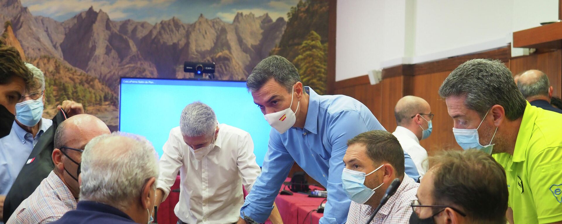 El presidente del Gobierno de España, Pedro Sánchez, en la reunión del Pevolca sobre el volcán de La Palma - Sputnik Mundo, 1920, 20.09.2021