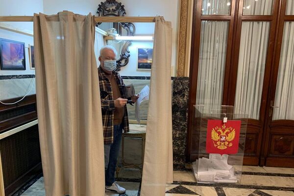 Rusos votan en las elecciones a la Duma de Estado en Uruguay - Sputnik Mundo