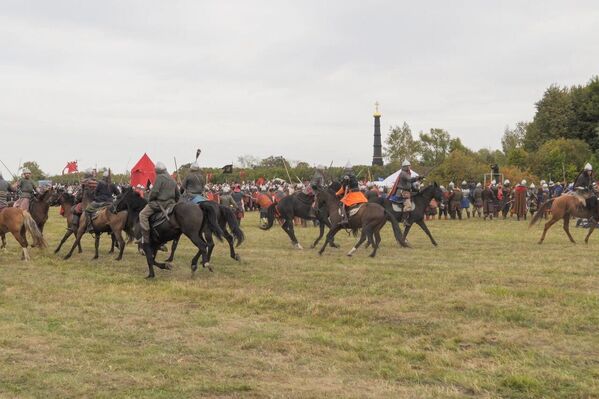 La Batalla de Kulikovo ha sido una de las más importantes en la historia de Rusia. La victoria supuso un paso importante en el camino al restablecimiento de la unidad de Rusia y fue el inicio del fin del dominio mongol sobre el Principado de Moscú. En la foto: la reconstrucción de la Batalla de Kulikovo en un campo de la región rusa de Tula.  - Sputnik Mundo