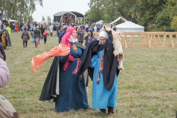 Como ya es tradición, el evento comenzó en la Colina Roja con una marcha solemne desde la iglesia del Santo Sergio de Radonezh hasta la columna de Dmitri Donskói. Fue allí donde celebró un oficio religioso por todos los combatientes que dieron su vida por Rusia. - Sputnik Mundo