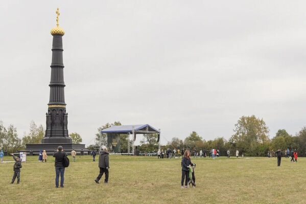 Un monumento en forma de columna dedicada a Dmitri Donskói en el campo Kulikovo en la región rusa de Tula.  - Sputnik Mundo